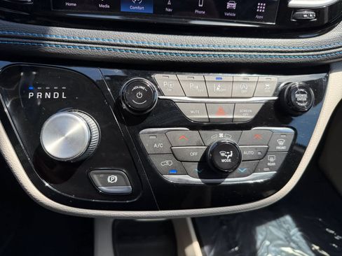 Used 2021 Chrysler Pacifica Touring-L w/ Uconnect Theater Family Group FWD image 17