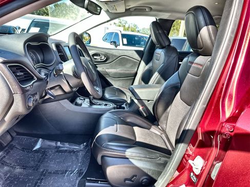 Used 2022 Jeep Cherokee Trailhawk image 11