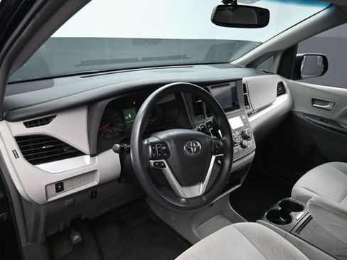 Used 2017 Toyota Sienna LE AWD/4WD image 16
