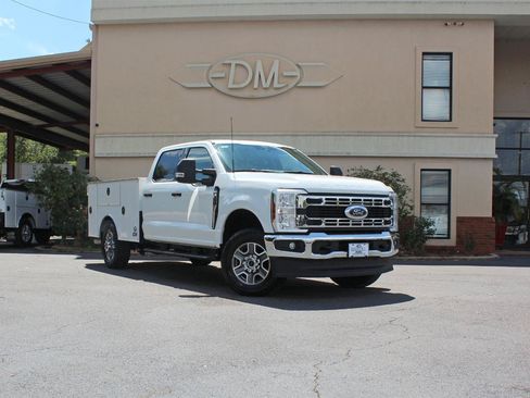 Used 2025 Ford F350 XLT AWD/4WD image 3