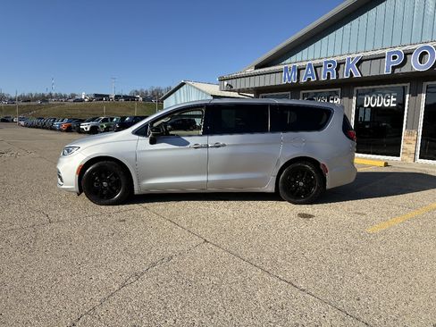Used 2024 Chrysler Pacifica Touring-L FWD image 2