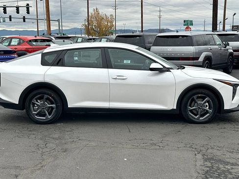 New 2025 Kia K4 LXS image 3
