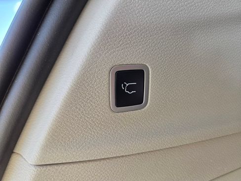 Used 2024 Chrysler Pacifica Touring-L FWD image 10