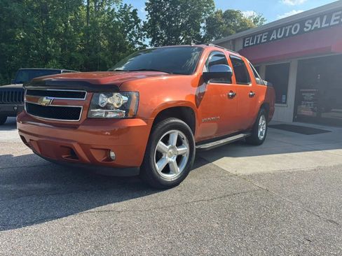 Used 2007 Chevrolet Avalanche LTZ w/ LTZ Preferred Equipment Group RWD image 3