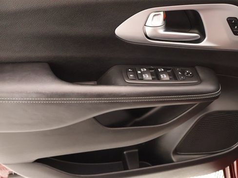 Used 2018 Chrysler Pacifica Limited w/ Advanced Safetytec Group image 19