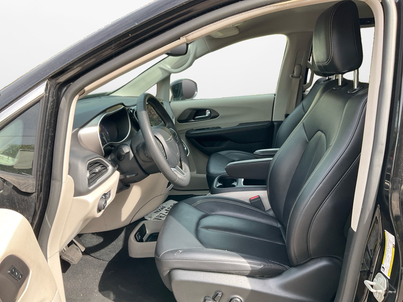 Used 2024 Chrysler Pacifica Touring-L FWD image 10