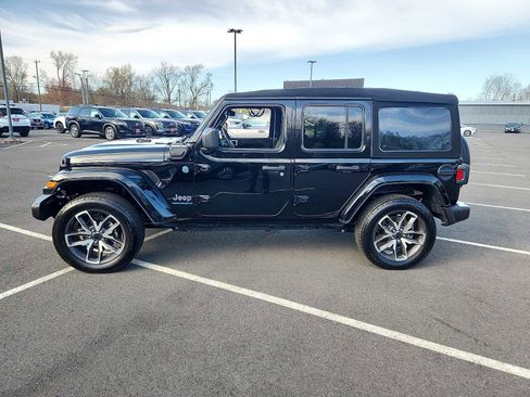 Used 2024 Jeep Wrangler Unlimited w/ Convenience Group AWD/4WD image 7