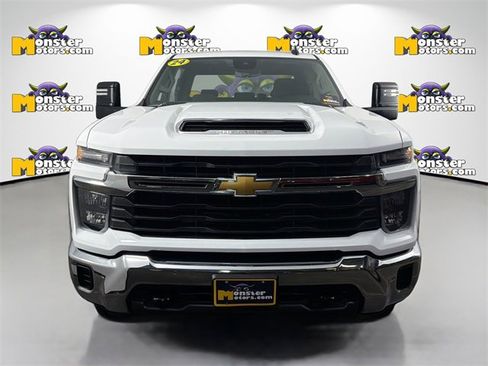 Used 2024 Chevrolet Silverado 2500 LT image 2