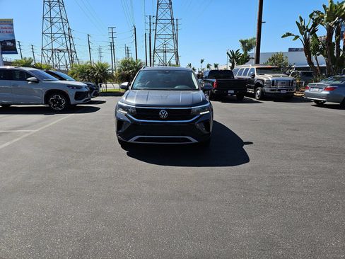 Used 2023 Volkswagen Taos SE w/ Panoramic Sunroof Package FWD image 2