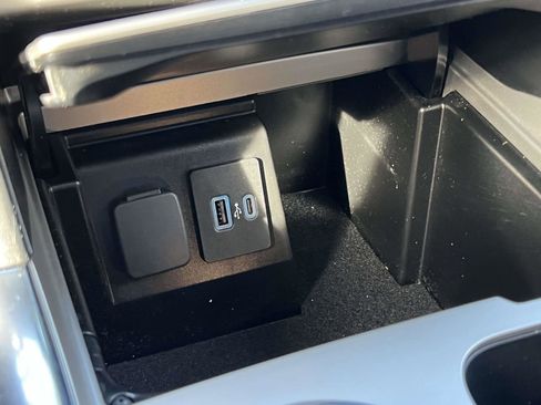 Used 2022 Ford Explorer XLT w/ Equipment Group 202A image 15