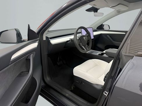 Used 2024 Tesla Model Y Long Range AWD/4WD image 16