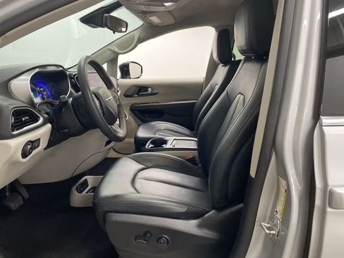 Used 2024 Chrysler Pacifica Touring-L FWD image 13