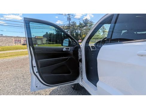 Used 2019 Jeep Grand Cherokee Altitude image 9