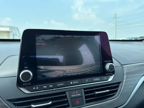 Used 2025 Nissan Altima 2.5 SV FWD image 17
