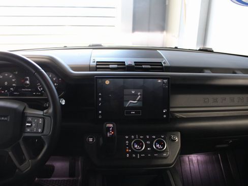 Used 2025 Land Rover Defender 110 X-Dynamic SE image 24