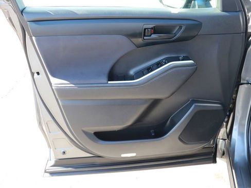 Used 2024 Toyota Highlander LE image 10