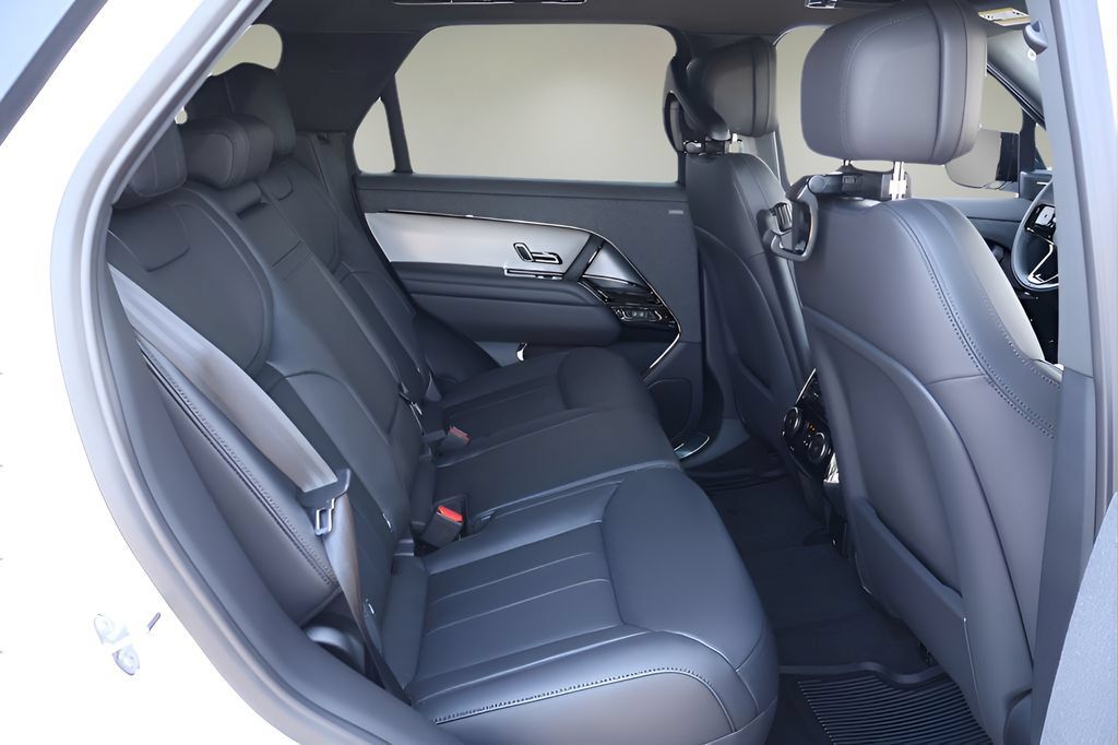 New 2026 Land Rover Range Rover Sport Dynamic SE AWD/4WD image 17