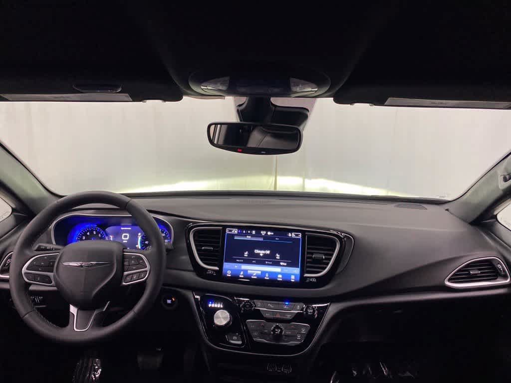 Used 2025 Chrysler Pacifica Select FWD image 11