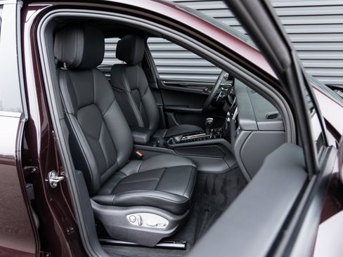 Used 2026 Porsche Macan AWD/4WD image 32
