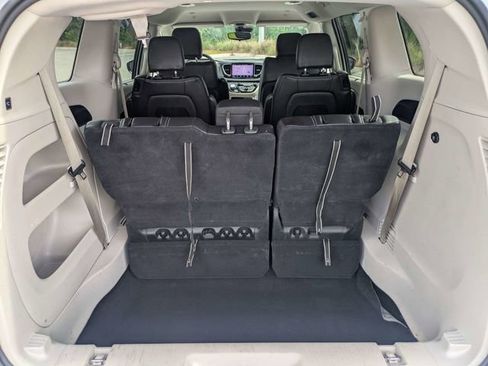 Used 2023 Chrysler Pacifica Touring-L FWD image 12