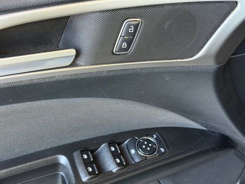 Used 2018 Ford Fusion SE w/ Fusion SE Technology Package FWD image 15