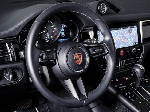 Certified 2025 Porsche Macan image 18