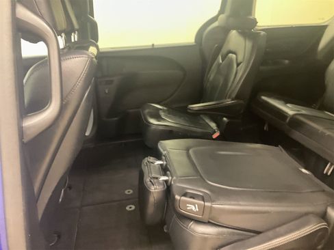 Used 2018 Chrysler Pacifica Touring-L Plus w/ Advanced Safetytec Group FWD image 10