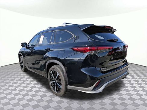 Used 2021 Toyota Highlander XSE FWD image 4