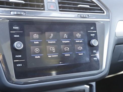 Used 2022 Volkswagen Tiguan SE image 27