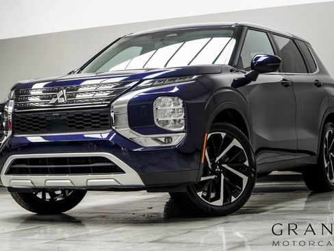 Used 2024 Mitsubishi Outlander SE image 1