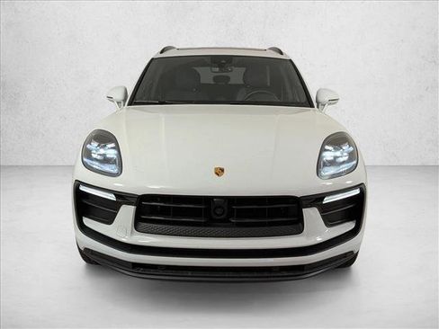 Certified 2025 Porsche Macan image 7