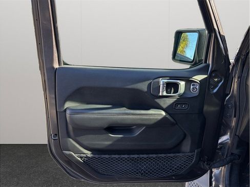 Used 2018 Jeep Wrangler Unlimited Sahara image 16