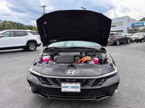 Used 2025 Hyundai Elantra Limited w/ Cargo Package FWD image 10