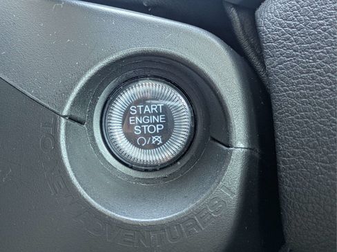 Used 2023 Jeep Renegade Latitude AWD/4WD image 29