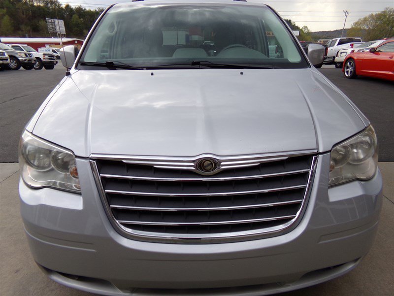 Used 2008 Chrysler Town & Country Touring FWD image 3