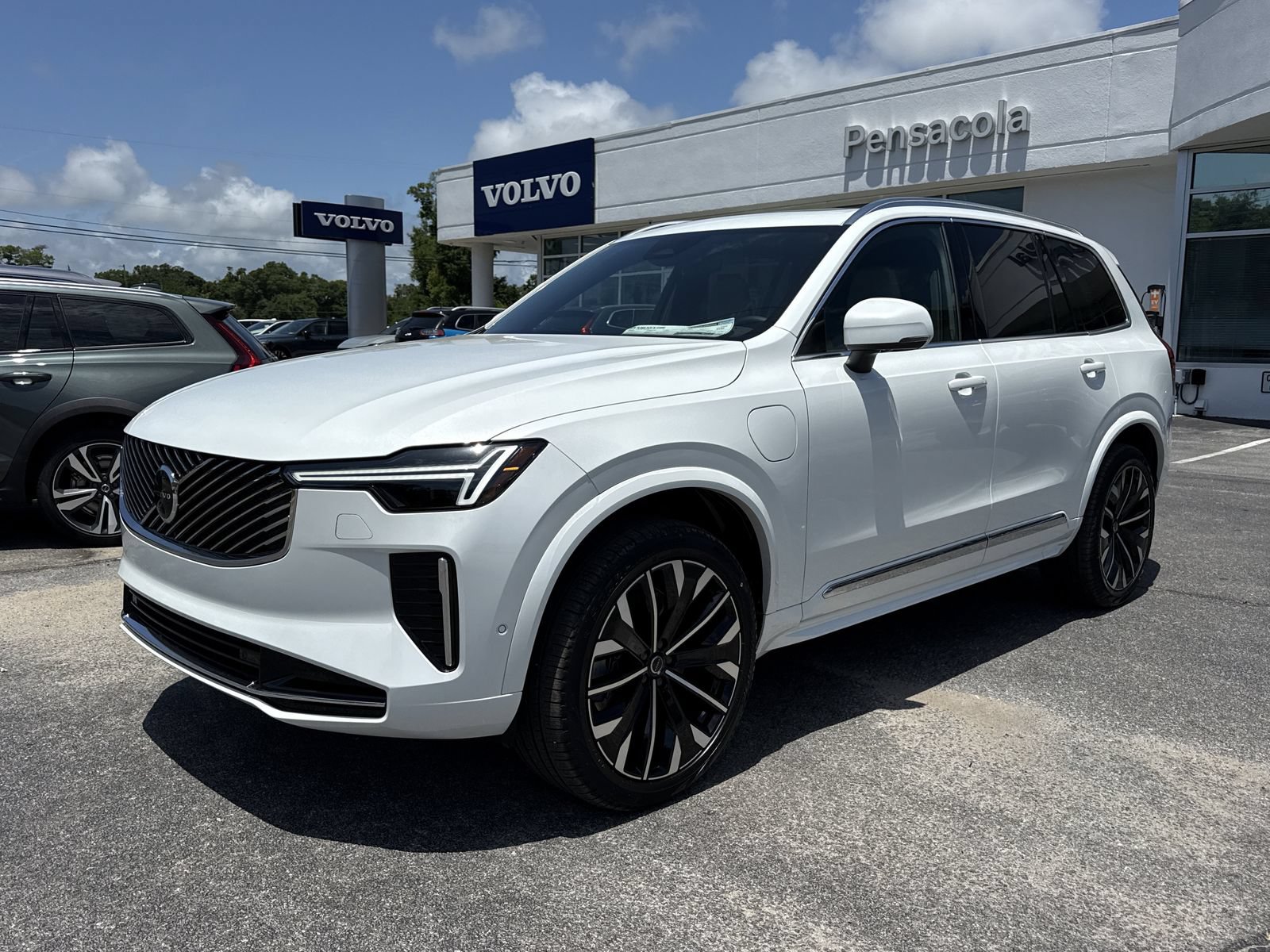 New 2026 Volvo XC90 T8 Plus w/ Protection Package Premier AWD/4WD image 1