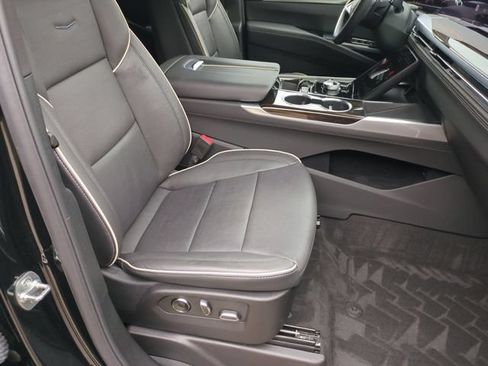 Used 2025 Cadillac Escalade Premium Luxury AWD/4WD image 18