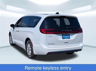New 2027 Chrysler Pacifica Select FWD video 3
