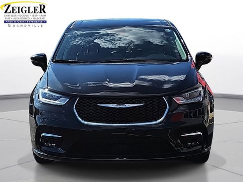 Used 2024 Chrysler Pacifica Touring-L image 2