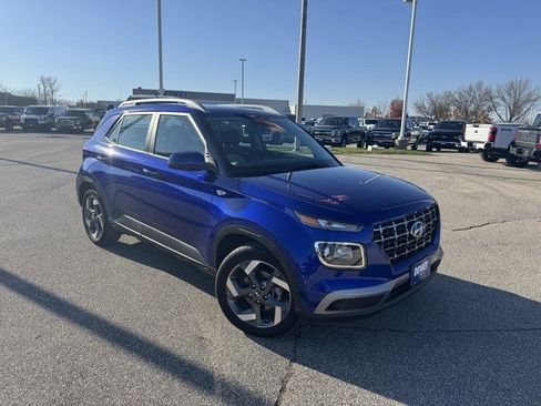 Used 2024 Hyundai Venue SEL image 1