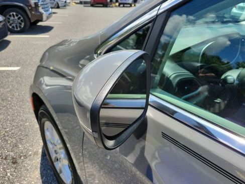 Used 2023 Chrysler Pacifica Touring-L FWD image 18