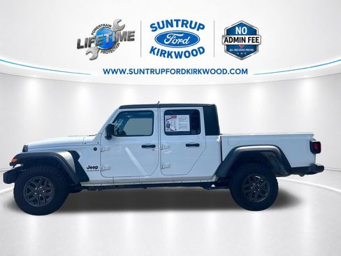 Used 2025 Jeep Gladiator Sport AWD/4WD image 2