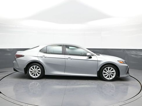 Used 2021 Toyota Camry LE image 5