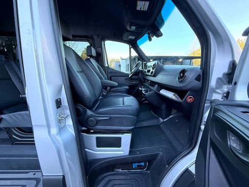 Used 2019 Mercedes-Benz Sprinter 1500 image 11