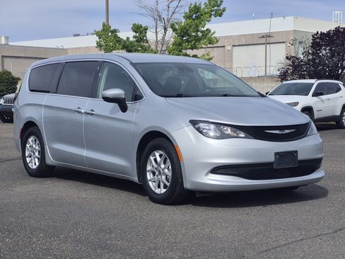 Used 2023 Chrysler Voyager LX image 3
