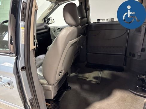 Used 2005 Chrysler Town & Country Touring w/ Leather Interior Group FWD image 28