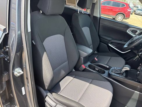 Used 2025 Kia Soul LX w/ LX Technology Package FWD image 34