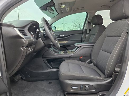 Used 2023 GMC Acadia SLE w/ Driver Convenience Package image 3