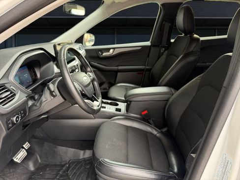 Certified 2025 Ford Escape SE FWD image 9