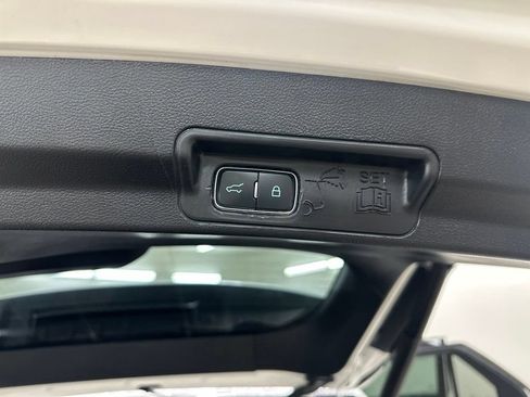 Used 2021 Ford Explorer XLT w/ Equipment Group 202A AWD/4WD image 32